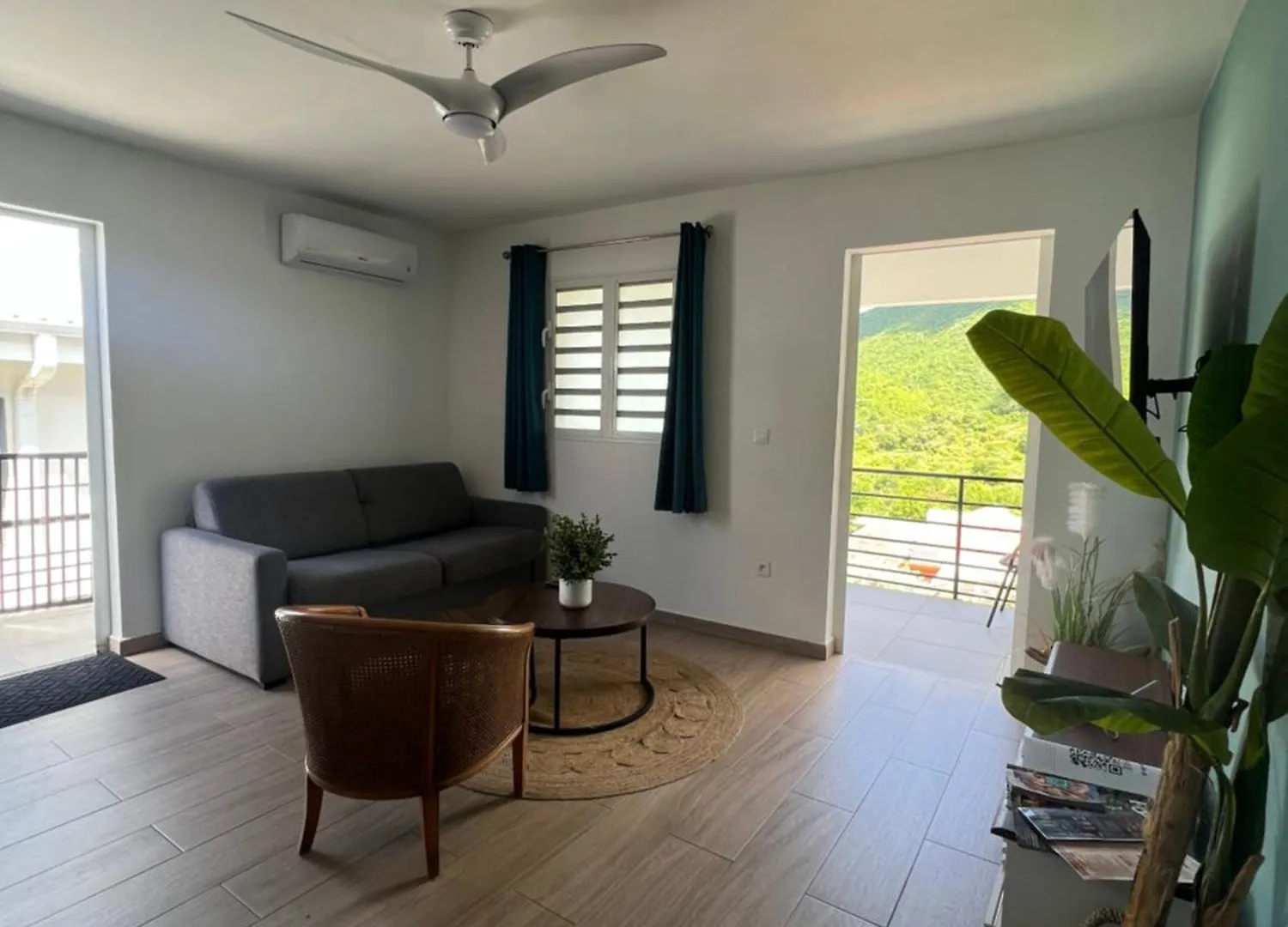 Over The Hill Residence La Savane 2*,