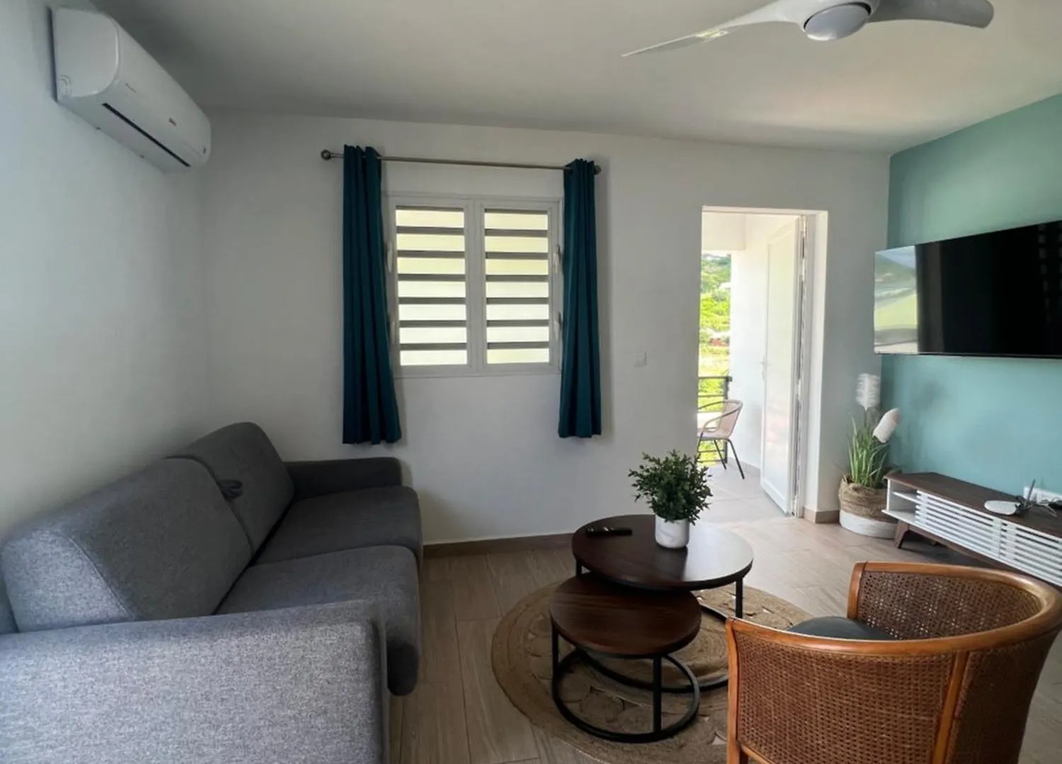 Over The Hill Residence La Savane 2*,